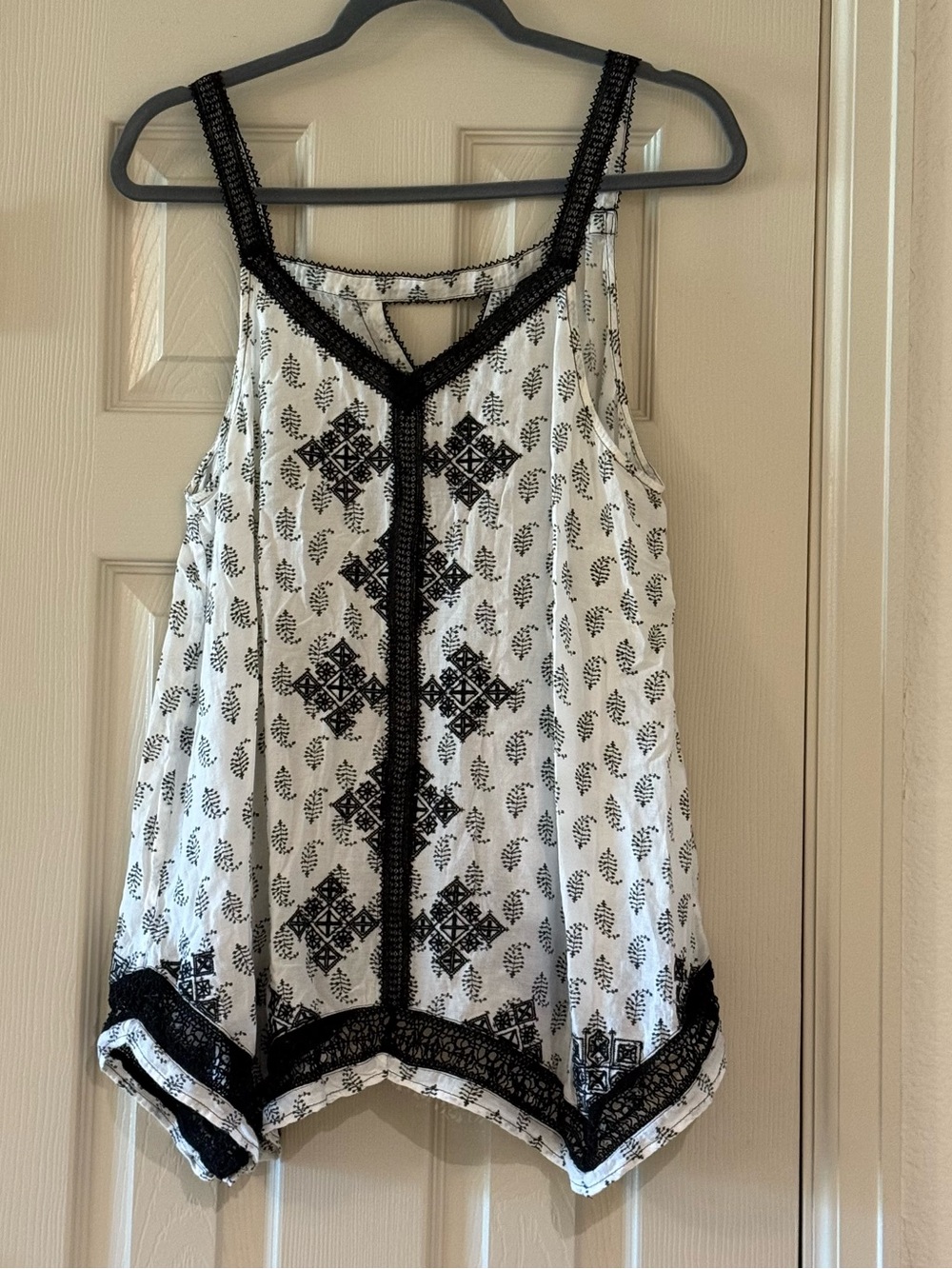 Lucky Brand Black and White Embroidered Sleeveless Camisole